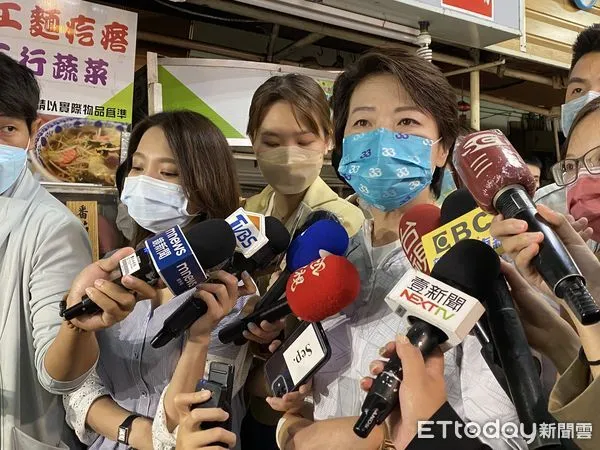 ▲▼無黨籍台北市長參選人黃珊珊、台北市長柯文哲妻子陳佩琪、民眾黨台北市議員參選人吳怡萱於東門市場掃街。(圖/記者袁茵攝)