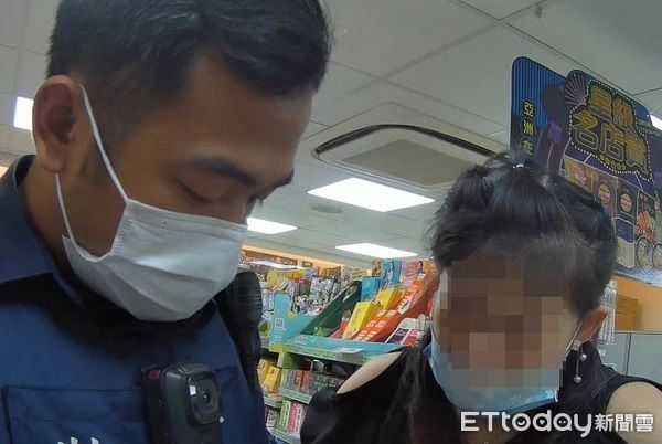 ▲▼經警戳破林女借酒裝瘋的謊言,證實為通緝犯予以解送歸案。(圖/桃園警分局提供)