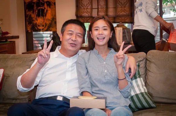 ▲▼徐定禎兒女趁著中秋連假返鄉,一家人留下溫馨合影。(圖/里唯提供)