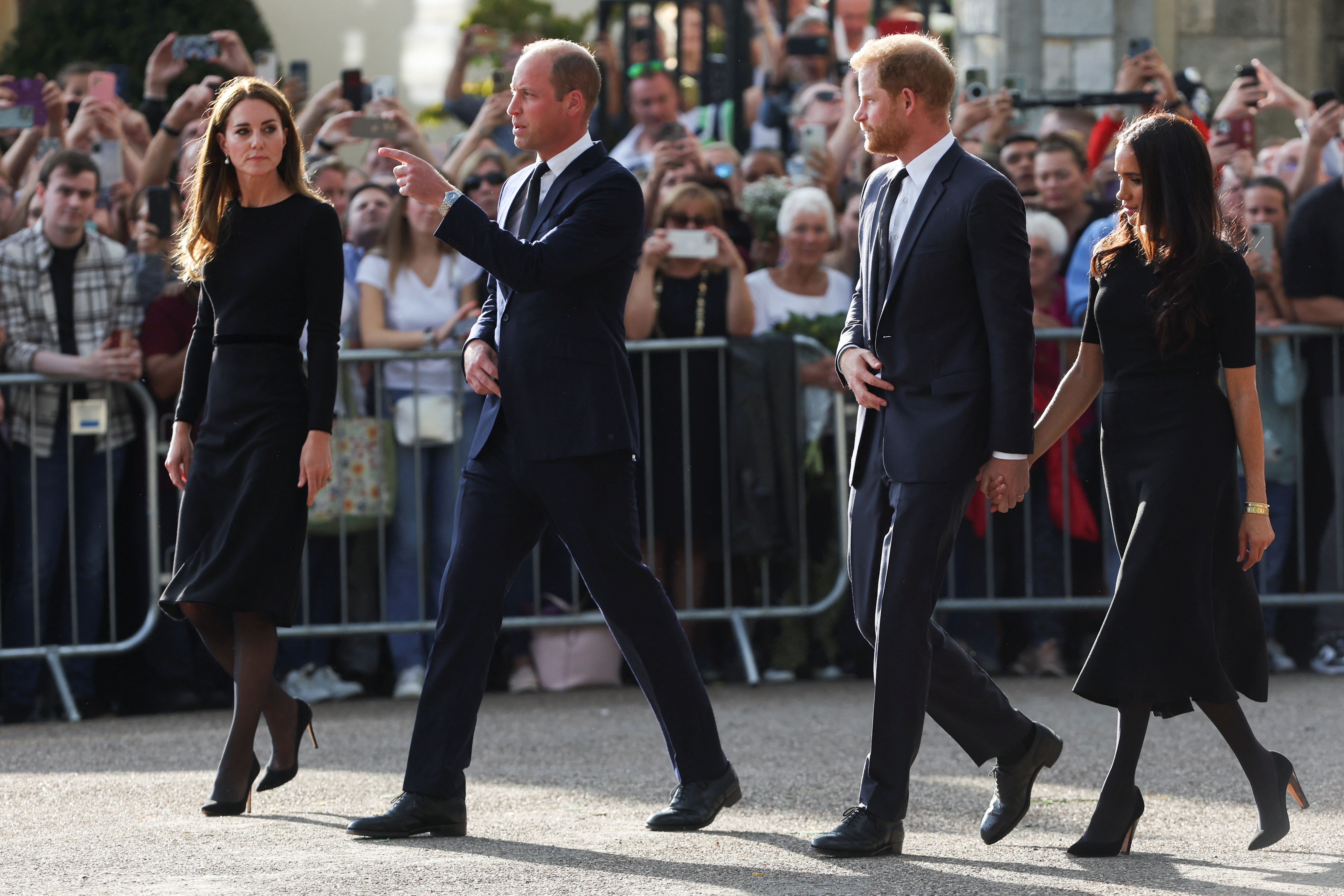 ▲▼  英國威廉王子、凱特王妃、哈利王子和夫人梅根10日現身溫莎堡。（圖／路透）