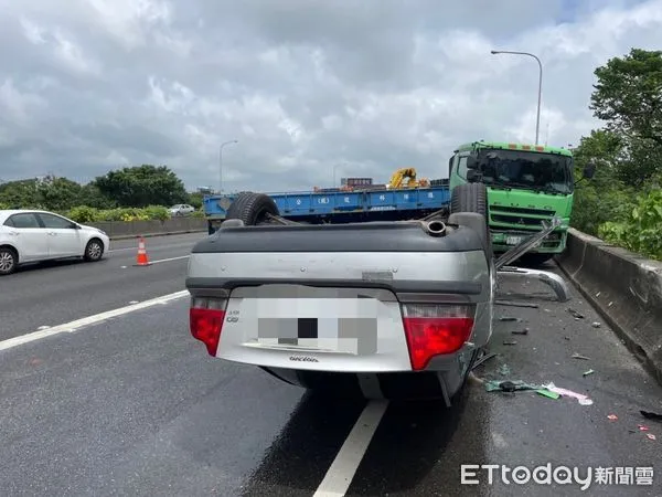 ▲▼國道1號今日上午10時發生大貨車與轎車車禍。(圖/記者許權毅翻攝)