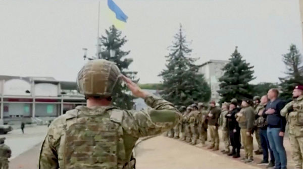 ▲▼烏軍在哈爾科夫州巴拉克列亞升上烏克蘭的國旗。（圖／路透）