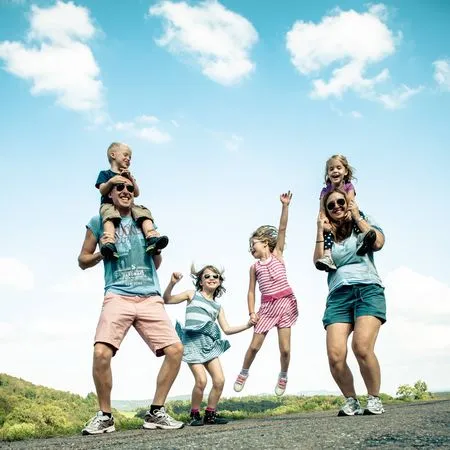 ▲▼一對夫婦變賣新加坡的房產,帶著孩子環遊世界各地。(圖/翻攝自Princes Off The Grid臉書)