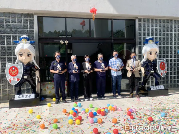▲於雲林縣警局大門意象之「霹靂雲警-素還真」大型公仔揭彩儀式,象徵雲林縣警察局全體同仁學習素還真之精神,勇於任事,不怕事,對待民眾具有同理心,給予廣大民眾正面的形象。(圖/記者蔡佩旻攝)