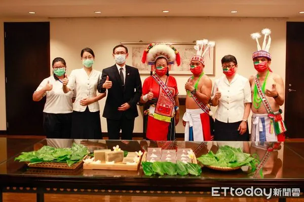 ▲▼進行多方試驗,嘗試製作荖葉產品應用,如荖葉手工皂、面膜等,提升部落青年對於荖葉產業轉型的創意發想。(圖/慈濟大學提供,下同)