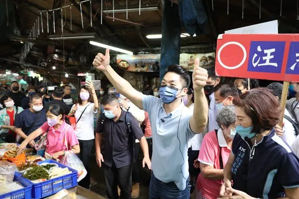 ▲▼國民黨台北市長參選人蔣萬安掃票。(圖/蔣萬安辦公室提供)