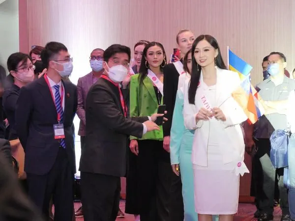 ▲▼台灣佳麗高曼容原本要上台時的開心表情,卻被無預警的攔下。(圖/翻攝自余宛如臉書)