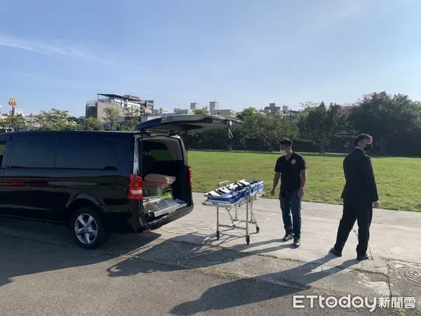 ▲▼法官登山斷魂,直升機吊掛遺體。(圖/記者鄧木卿翻攝)