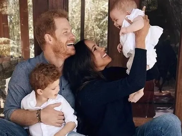 ▲▼哈利王子一家。(圖/翻攝自推特)