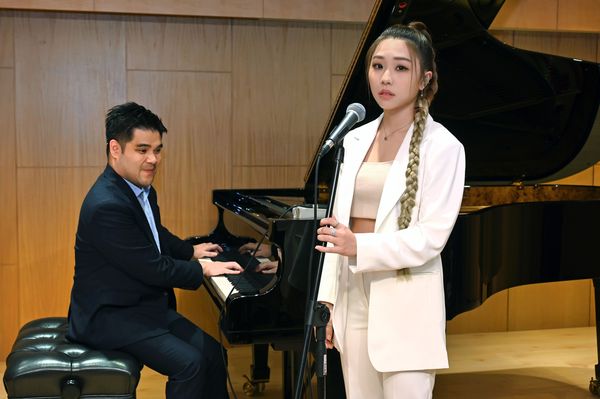 ▲▼艾薇、黃裕翔合作《悲傷的五個步驟》新的One Take版本。(圖/環球提供)