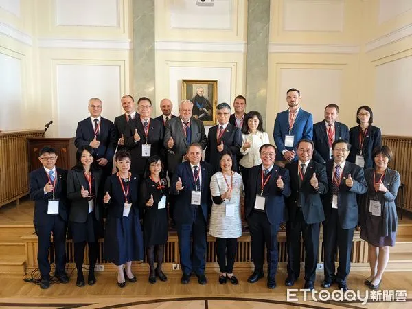▲▼教育部政務次長劉孟奇率領國內7所大學代表,遠赴波蘭華沙參與台灣與波蘭高教論壇。(圖/教育部提供)