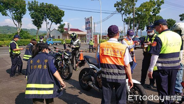 ▲市警玉井分局會同麻豆監理站、台南市環保局及交通警察大隊聯手出擊，在轄區楠西段台3線370公里處執行「監警環聯合稽查」，持續針對改裝車輛強力告發或通知召回檢驗。（圖／記者林悅翻攝，下同）