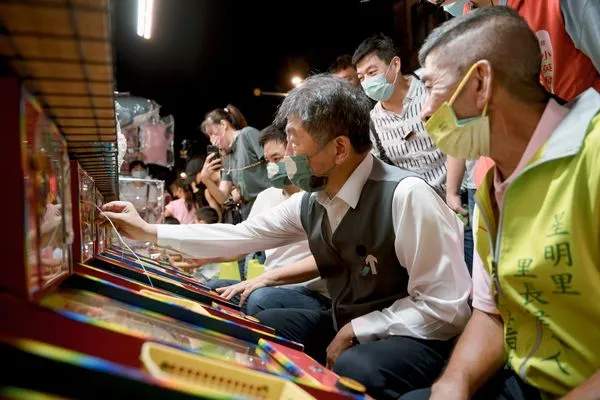 ▲▼陳時中逛寧夏夜市。(圖/翻攝自陳時中臉書)