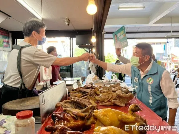 ▲▼徐定禎17日到三義市場拜票,提出「重陽敬老津貼2000元」政見。(圖/徐定禎競選總部提供)