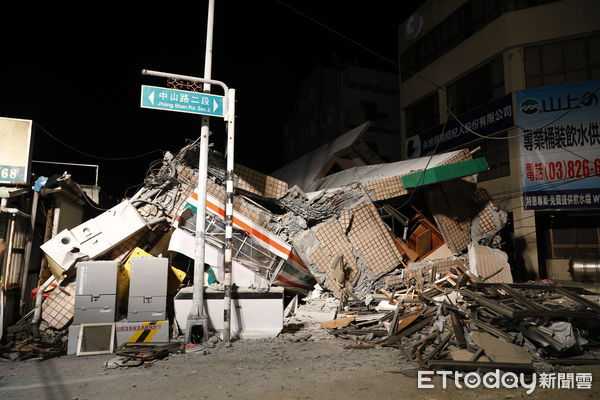 ▲▼花蓮縣玉里鎮中山路二段倒塌7-11。（圖／記者湯興漢攝）