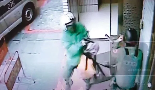 王淵(左)重出江湖,搶了1,250萬元、射傷保全人員(右)後逃逸。(翻攝畫面)