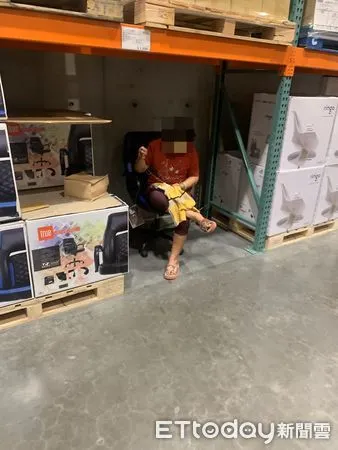 ▲阿嬤在好市多縫衣服。(圖/李先生授權引用)