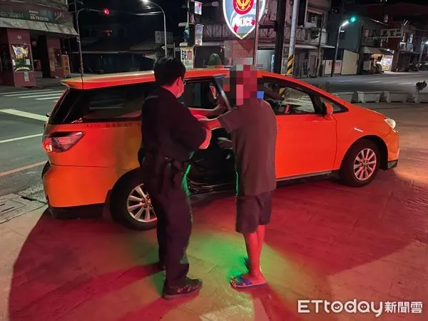 ▲里港警分局鹽埔分駐所警員陳穎信、李虹緒幫助蕭姓男子平安返家 。(圖/記者陳崑福翻攝,下同)