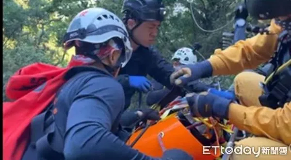 ▲苗栗縣泰安山區18日登山客失蹤,昨深夜發現時有骨折現象,19日清晨由直升機吊掛送醫。(圖/記者蔡文淵翻攝)
