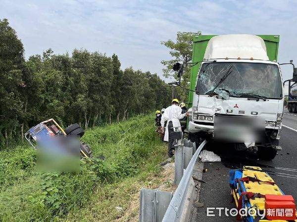 ▲高雄國道發生兩部貨車的車禍，一台翻落國道             。（圖／記者吳奕靖翻攝）