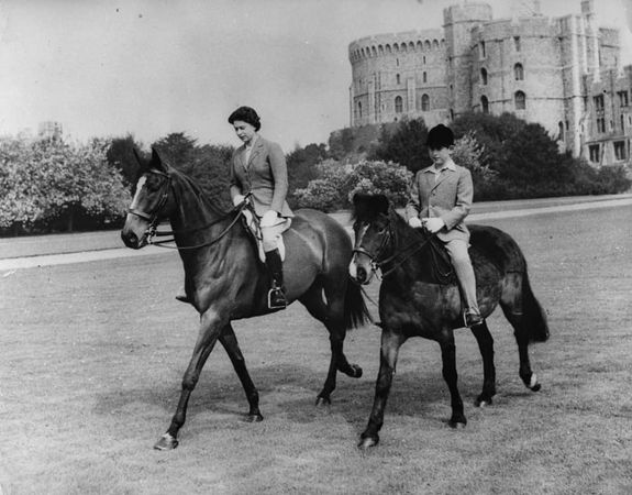 英國女王與馬。（圖／翻攝自The Royal Family臉書）