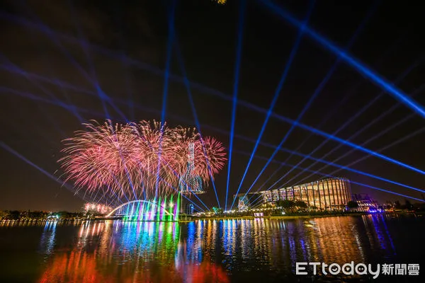 ▲▼ 國慶焰火故宮南院旁試放大批遊客先睹為快。(圖/嘉義縣政府提供)