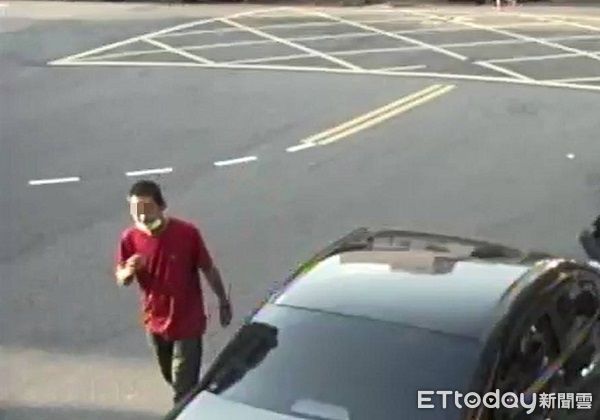 ▲▼徐男左手並攜著水果刀徒步走在街頭。(圖/桃園警分局提供)