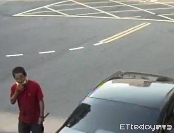 ▲▼徐男左手並攜著水果刀徒步走在街頭。(圖/桃園警分局提供)