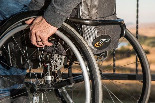 ▲輪椅,坐輪椅。（圖／取自免費圖庫pixabay）