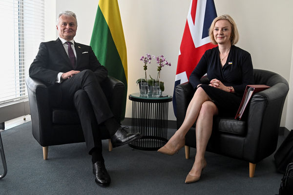 ▲▼英國首相特拉斯（右）21日與立陶宛總統瑙塞達（左）在聯合國大會期間進行場邊會談。。（圖／路透）