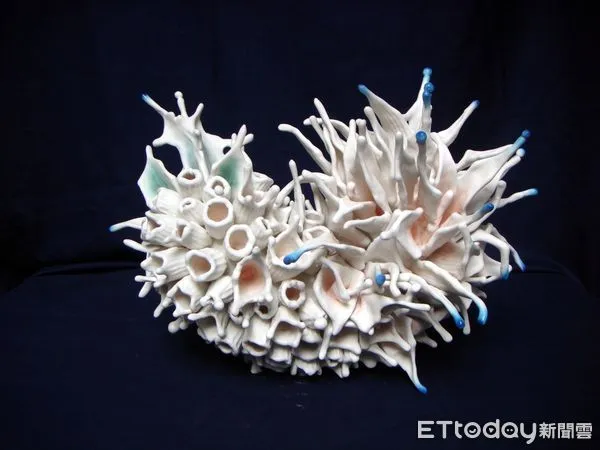 ▲台灣陶藝家余成忠以作品《花漾(六)》勇奪西班牙「L’Alcora第41屆國際陶藝競賽」首獎。(圖/國立台灣工藝研究發展中心提供)