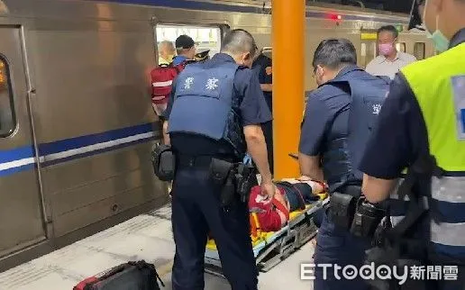 ▲台南永康大橋車站,22日晚上傳出有人落軌事件,台南市消防局據報,馬上出動大橋特搜分隊救護人員前往搶救,將落軌女子緊急送醫救治。(圖/民眾提供,下同)