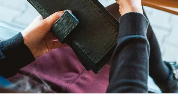 一名女網友收到補習班偷塞的500元,覺得十分苦惱。(示意圖/翻攝自pixabay)