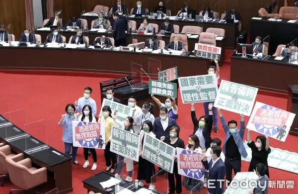 ▲▼立法院院會 國民黨團占據主席台 杯葛蘇貞昌 民進黨舉牌。(圖/記者屠惠剛攝)