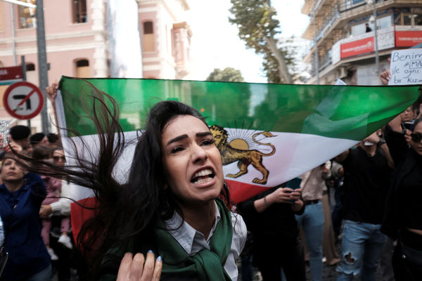 ▲▼ 伊朗22歲女子阿米尼（Mahsa Amini）因沒有依當局服裝規定正確佩戴頭巾，被警察拘捕後打死。伊朗各地以及黎巴嫩、土耳其等地皆出現抗議人潮。（圖／路透）