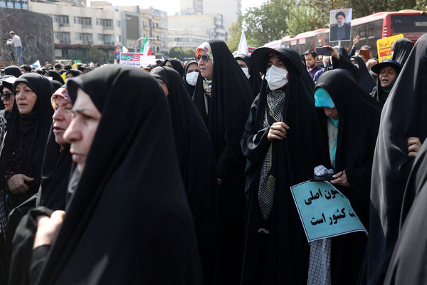 ▲▼伊朗多個城市23日爆發「親政府遊行」，支持政府的人民群聚呼籲「處決暴亂者」。而他們口中的暴徒指的是那些，聲援疑似因未戴頭巾被毆死的22歲女子的示威者。（圖／路透）