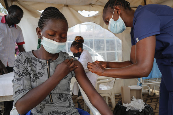 ▲▼肯亞民眾接種新冠疫苗。（圖／達志影像／美聯社）