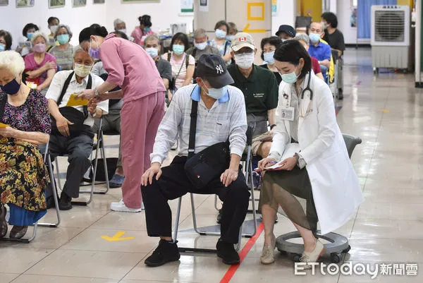 ▲▼北市莫德納次世代雙價疫苗開打,新冠肺炎疫苗,疫苗接種,莫德納疫苗,施打疫苗,COVID-19疫苗,武漢肺炎,接種疫苗,副作用,不良反應,群體免疫,接種率,防疫,本土疫情,緩打潮,疫苗覆蓋率,追加劑,共存,老年人,老人家,長者,解封,次世代疫苗,第4劑。(圖/記者李毓康攝)