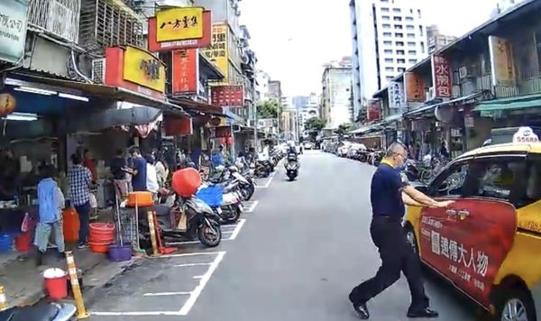 ▲▼運將把車停在半路直接衝下車點排骨麵，被路過民眾目擊錄影。（圖／目擊騎士提供）