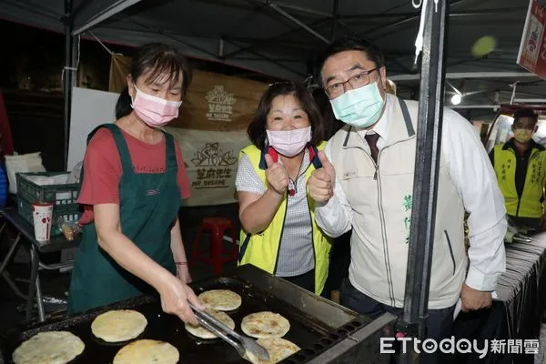 ▲台南市長黃偉哲於晚間也來到購物嘉年華會場,並發送200份商圈消費券給現場民眾,許多市民看到市長也驚呼連連。(圖/記者林悅翻攝,下同)