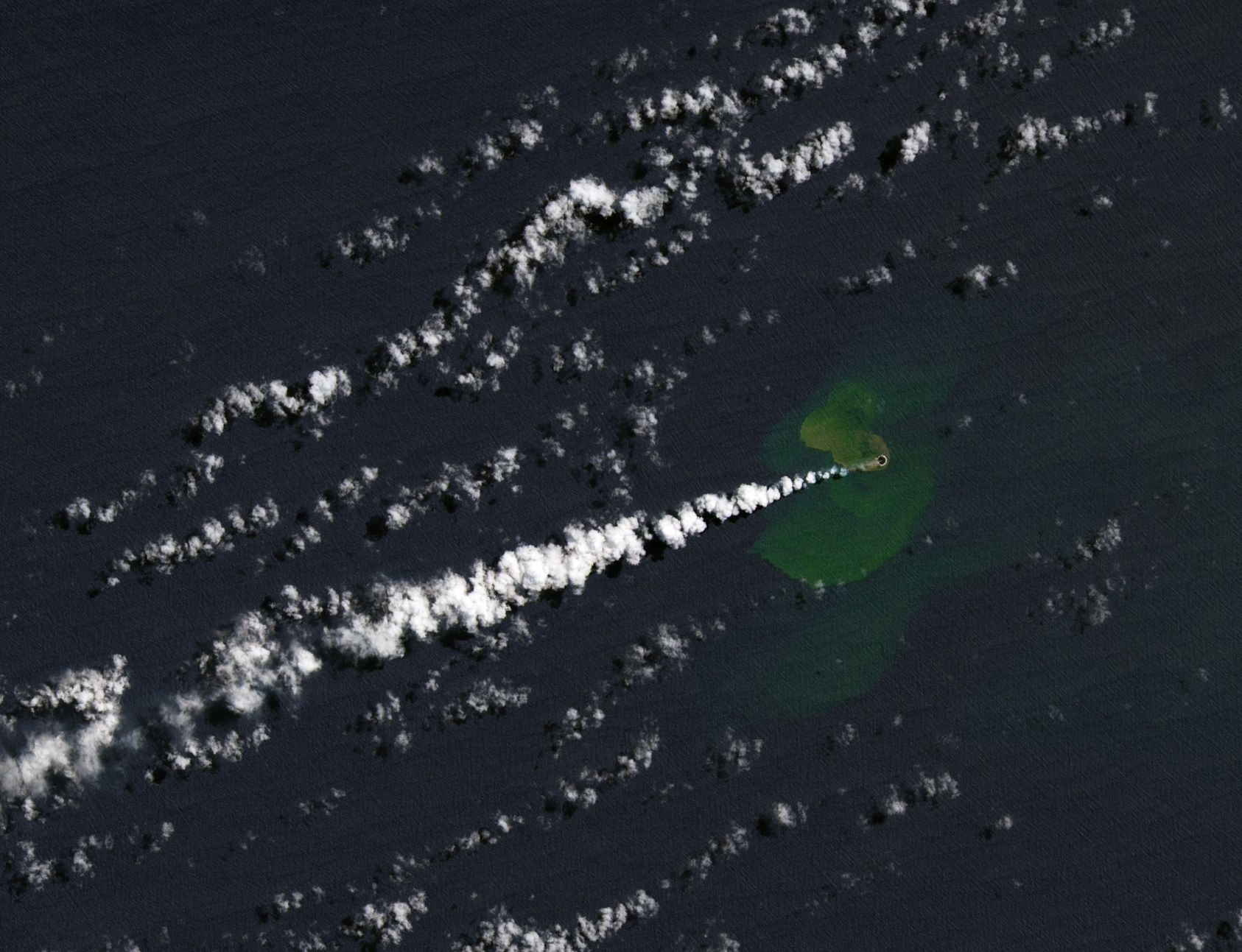 ▲▼NASA捕捉到，東加海底火山噴發形成全新島嶼。（圖／翻攝自NASA Earth Observatory）