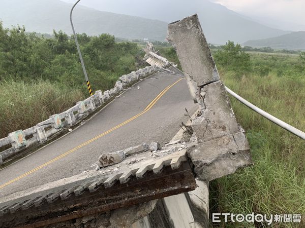 ▲▼九一八地震，中斷花東鐵路運輸，也嚴重造成花蓮橋樑及路面受損。（圖／記者王兆麟翻攝，下同）