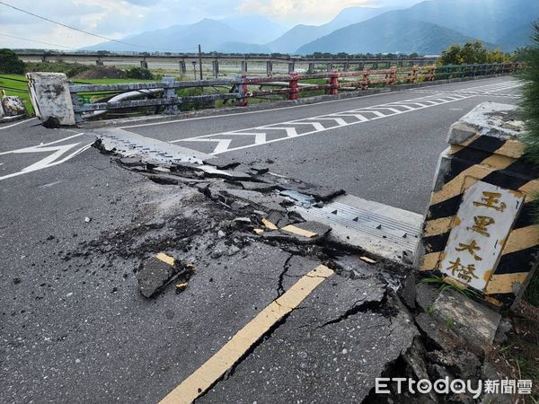 ▲▼九一八地震，中斷花東鐵路運輸，也嚴重造成花蓮橋樑及路面受損。（圖／記者王兆麟翻攝，下同）