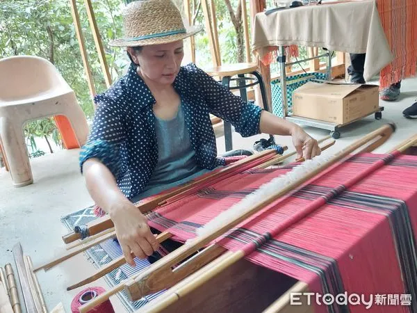 ▲何珍襄織女紡織示範。(圖/南投林管處提供)