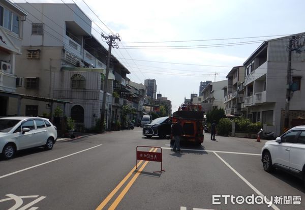 ▲▼台中一台豪華休旅遭吊車撞上穿破車窗。（圖／記者許權毅翻攝）