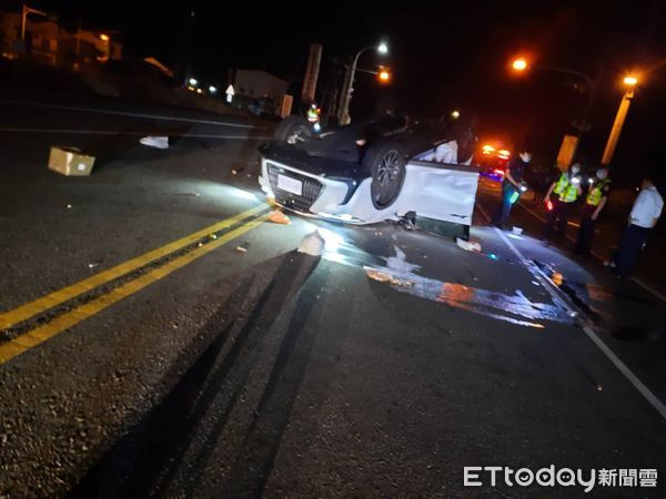 ▲▼苗栗苑裡25日晚間一處閃光號誌路口發生2車碰撞事故,其中一部4輪朝天翻覆,2人受傷。(圖/記者蔡文淵翻攝)