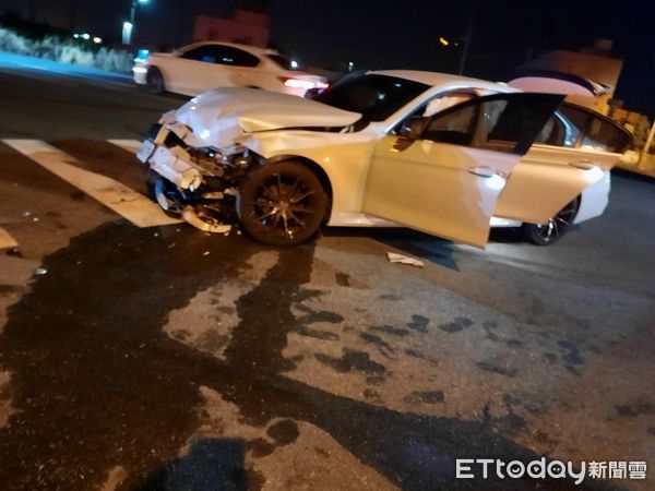 ▲▼苗栗苑裡25日晚間一處閃光號誌路口發生2車碰撞事故,其中一部4輪朝天翻覆,2人受傷。(圖/記者蔡文淵翻攝)