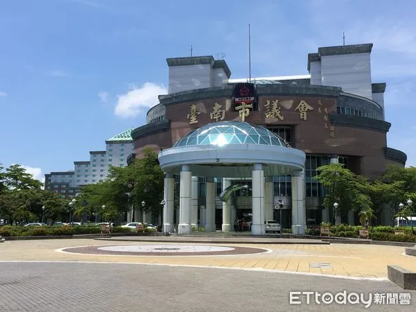 ▲台南市議會林炳利副議長在自宅病逝,台南市議會廣場的會旗將降半旗3天,以表哀悼。(圖/記者林悅攝)