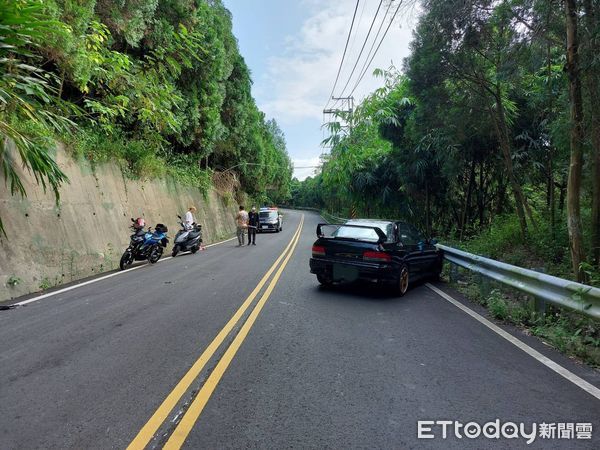 ▲▼南投136縣道「轎車過彎跨雙黃線」　騎士遭撞飛墜溝斷腿。（圖／記者高堂堯翻攝）