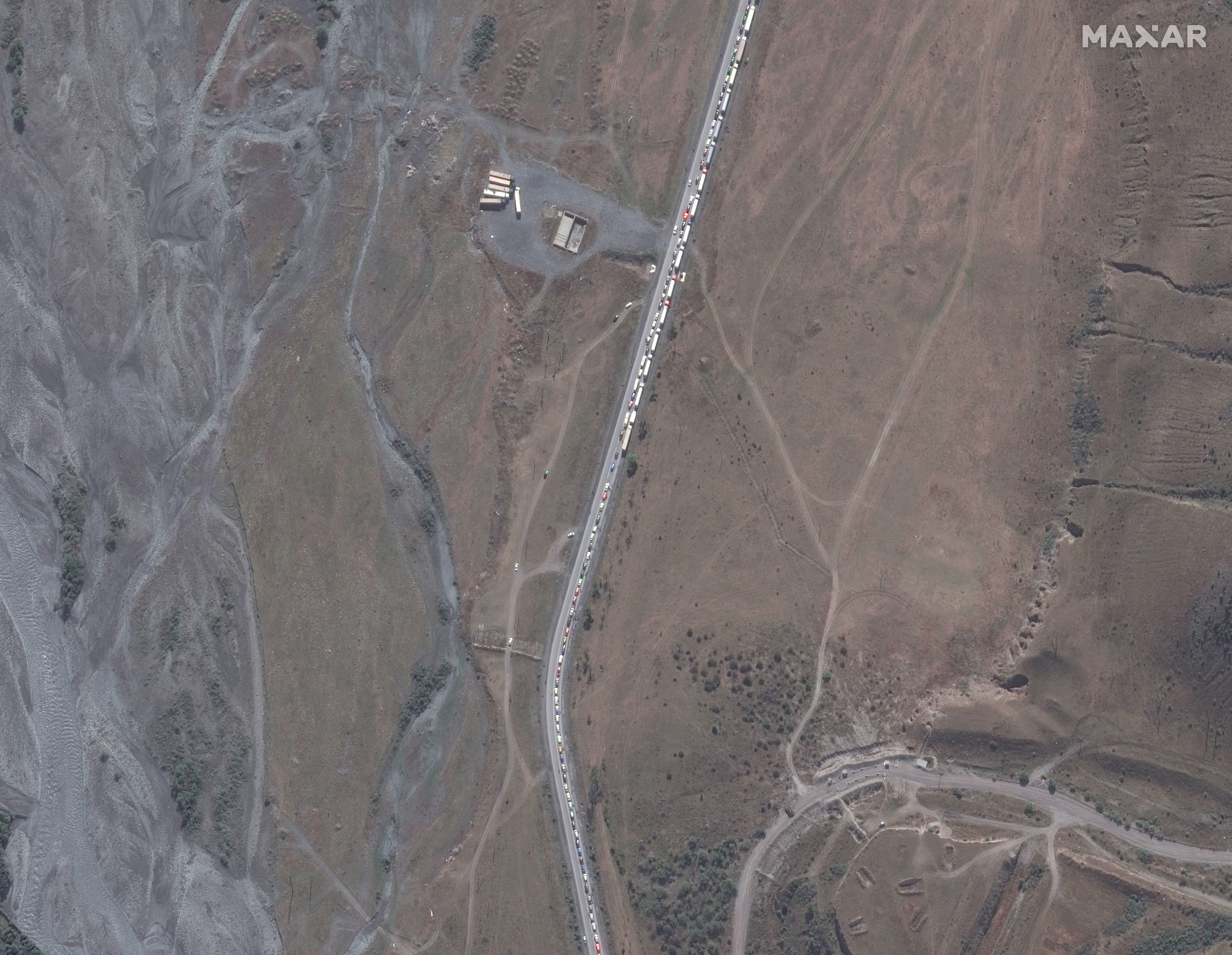 ▲▼俄羅斯車輛大排長龍，等著通過邊境口岸逃往喬治亞。（圖／路透）